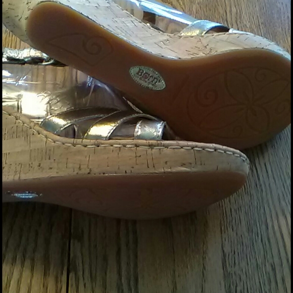 BORN LEATHER GOLD SANDAL, NWT - Picture 4 of 11